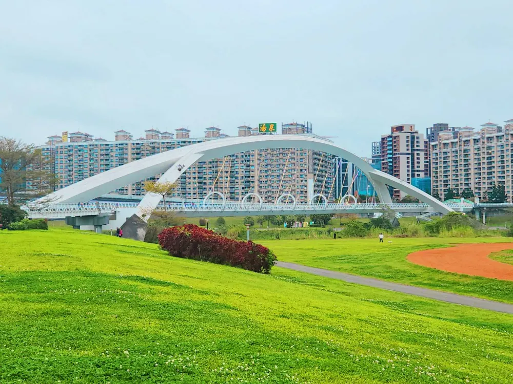 新北賞櫻景點新北陽光運動公園陽光橋外型