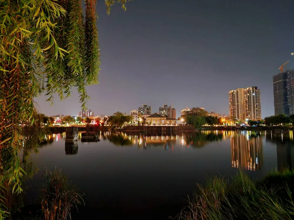 台中夜景湧泉公園星泉湖與帝國製糖廠臺中營業所