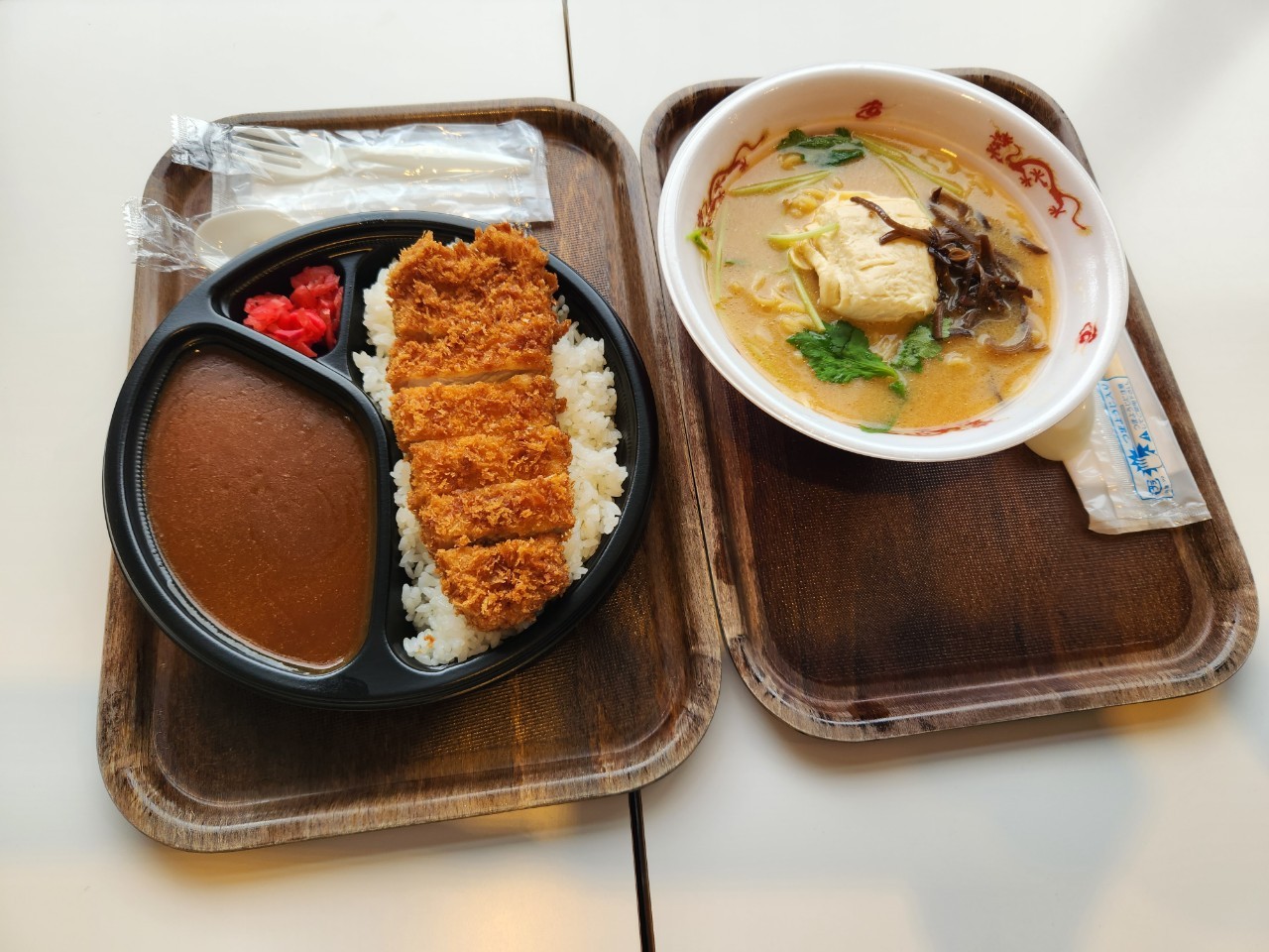 日本箱根湯本車站美食DELI & CAFE MITSUKI咖哩豬排飯與味噌拉麵