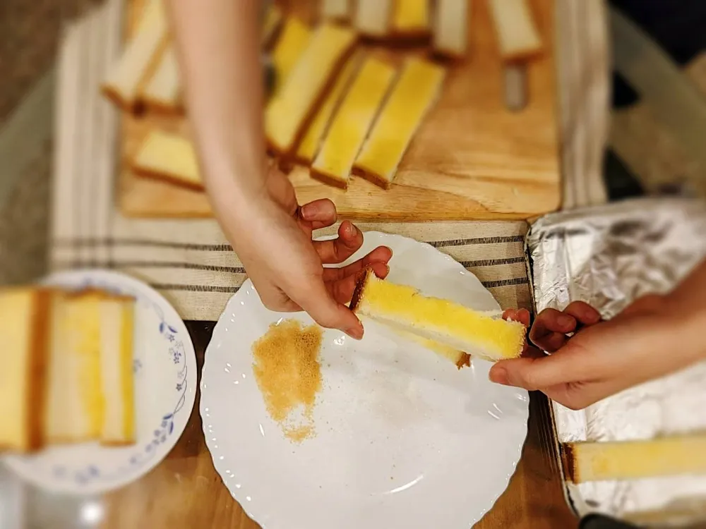 奶油酥條裹上砂糖