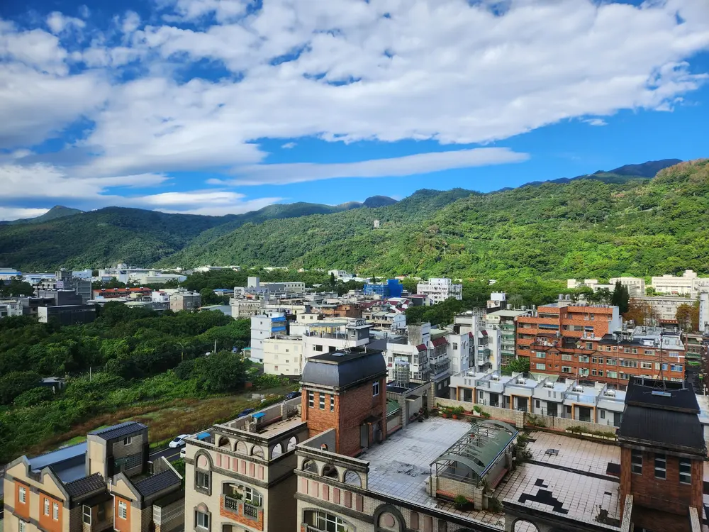 宜蘭頭城民宿楓葉閣溫泉會館窗外景色